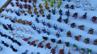 お菓子屋さんが並んでます