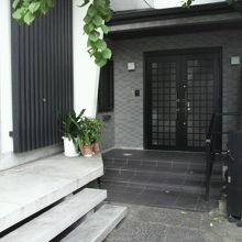 龍淵寺本堂の東側と龍淵寺社務所の様子です。入口に近い場所です