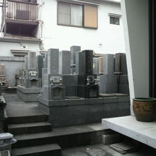 龍淵寺本堂の西側と墓地区画の入口です。お墓が並んでいます。