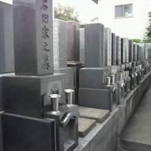 龍淵寺の墓地区画の様子です。多くのお墓が、整然と並んでいます