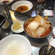 お水とキムチはセルフサービス