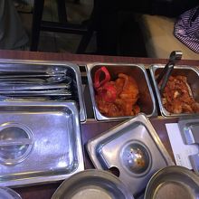 テーブルにキムチとカクテキあり。食べ放題です