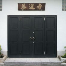 養蓮寺の本堂です。左衛門通りから入った通りに直接面しています