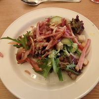 豪快＆大胆に盛り付けされたサラダ。