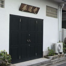 養蓮寺の本堂を斜めから見ています。前の通りが右に見えています