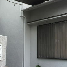 左側の養蓮寺の表札と右側の社務所の窓です。入口は中央の奥です