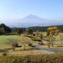 富士山を眺めながらゴルフ