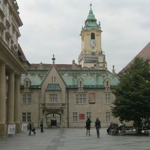 奥の建物が旧市庁舎です。