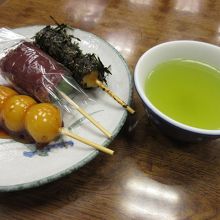 左から、焼き団子、草団子、磯おとめ
