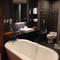 浴槽とシャワーブースが別々の相当に広いバスルームです。