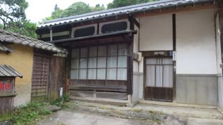 田舎の古い家にしか見えない