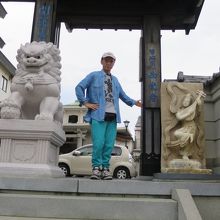 西光寺の門の前で