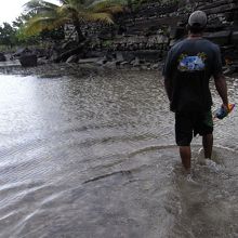 堀？を歩いていきます。前を行くのはガイド氏。