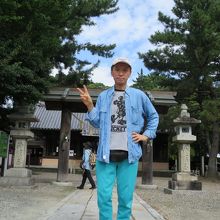 神社拝殿の前で