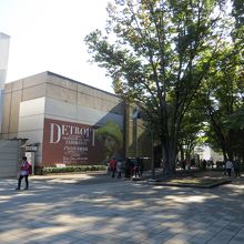 上野駅公園口を出て　左へ歩いていくとあります