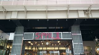 パルコの隣です