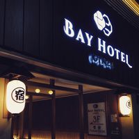 入口は飲食店を突っ切るかたち。外に足湯がある。