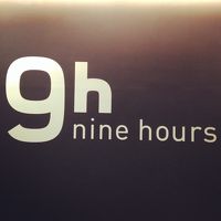 入口手前の壁面に大きなロゴ