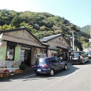 終点バス停の上、第一駐車場の下にあります