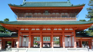 手水舎で身を浄めて中に入ります！