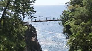 サスペンスドラマで有名な橋です。断崖絶壁のスリルを味わうことができます。