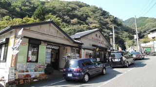 終点バス停の上、第一駐車場の下にあります