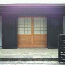 長龍寺の正面の様子です。入口が黄土色の木材と白色の障子です。