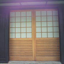 長龍寺の入口正面の扉です。白色のガラスの障子が清楚な感じです