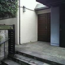 長龍寺の東側の様子です。白色と茶色のｺﾝﾄﾗｽﾄが鮮やかです