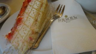 お菓子を作っているところも見られます。