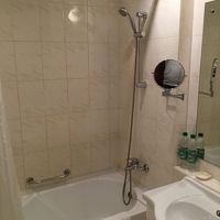 バスタブが薄めのプラスチック製でちょっと安っぽい。