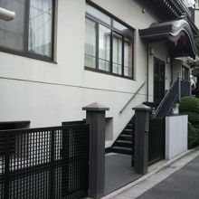 西光寺の入口と西光寺の２階の玄関の位置関係を示した写真です。