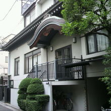 西光寺を東側の道路からの写真です。西光寺の玄関は、２階です。