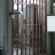 西光寺の墓地への入口です。柵の奥に墓地区画があるようです。