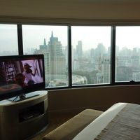 ベッドルームは全面ガラスで見晴良好、でもフルハイトだったら…