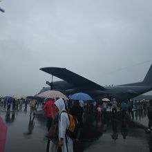 小雨ですがエアフォース見学は長蛇の列(笑)