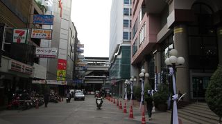 服喪中のタニヤ通り