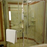 シャワーブースも広い