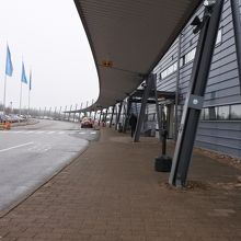 ローカルバス停付近からみた空港外観（誰も待っていない）