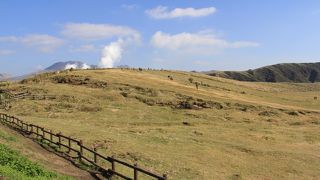 阿蘇山火口下に広がる草原