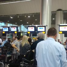 空港でのチェックインカウンターの様子です