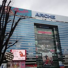 大きなビルは駅を出るとすぐに見つけることができました