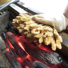 備長炭で一度に70本も焼く時もあるとか
