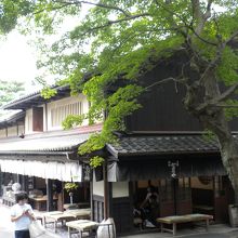 参道の向かって右側が「かざりや」