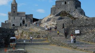 ポルトヴェーネロの岬に残る教会。周辺の眺めがいいのでぜひ行ってみましょう。