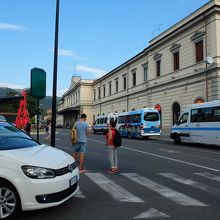 ラ・スペツィア駅と、駅前で客待ちするタクシー（画像左手前）