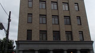 運河のそばの建物