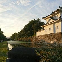 地下鉄二条城前駅から見た外堀