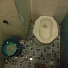 男性トイレの便器、昔ながらの手動水洗