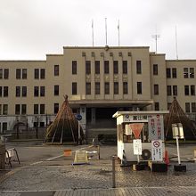 富山県庁舎、正面から。